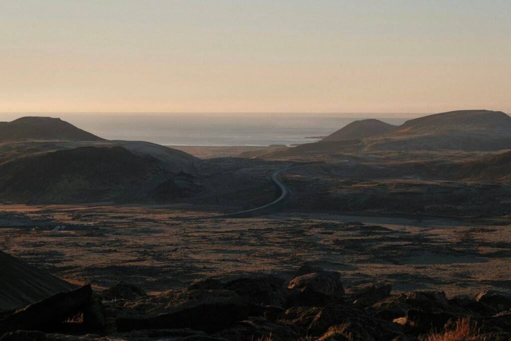 Camino abierto hacia el horizonte en un paisaje despejado